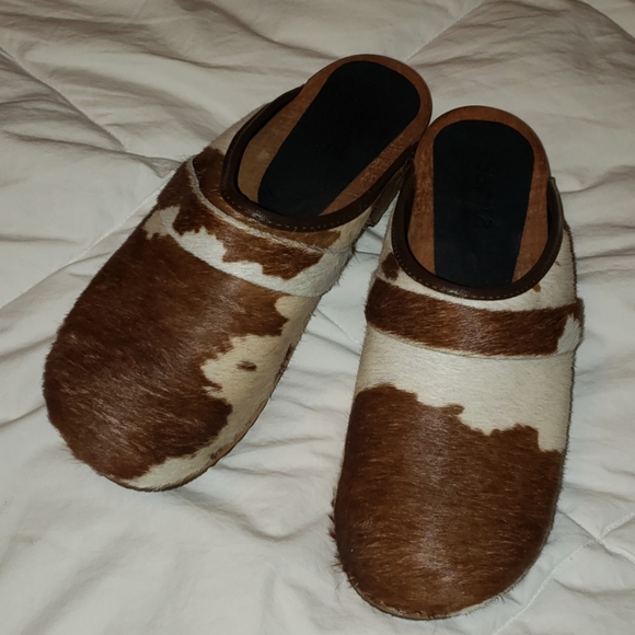 cowhide clogs